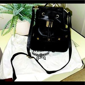 Auth. Vintage MCM Pre-Owned Black leather Bucket crossbody bag for casual wear.